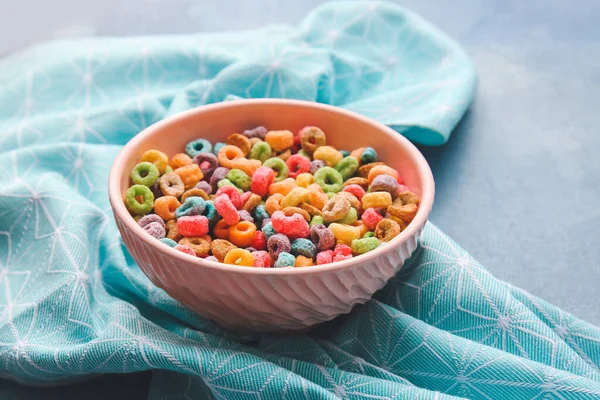 Cuenco Anillos Cereales Colores Sobre Fondo Color —  Fotos de Stock