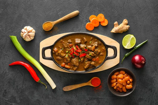 Plato Con Sabroso Curry Ternera Ingredientes Sobre Fondo Oscuro —  Fotos de Stock