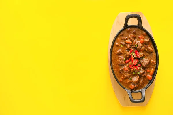 Piatto Con Gustoso Curry Manzo Sfondo Colore — Foto Stock