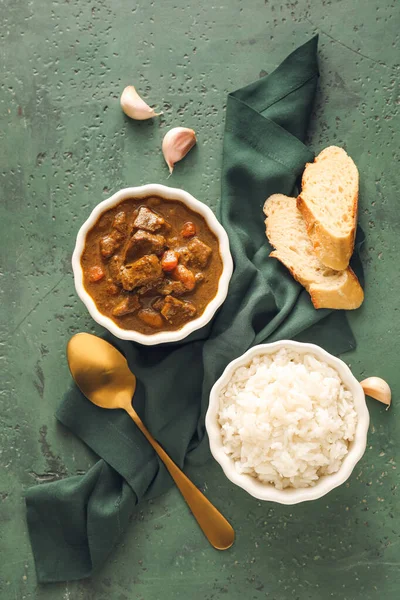 Miski Smacznym Curry Wołowiny Ryżu Tle Koloru — Zdjęcie stockowe