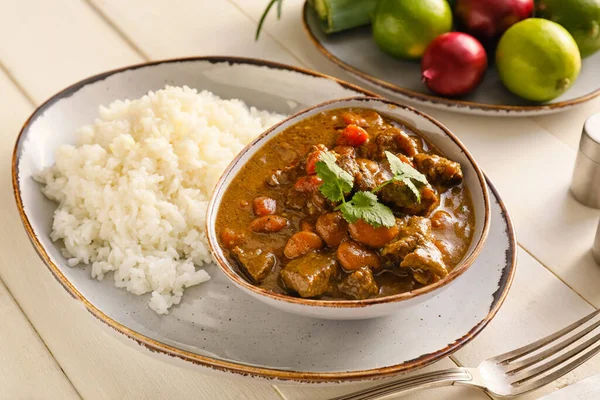 Plato Con Sabroso Curry Ternera Arroz Mesa —  Fotos de Stock