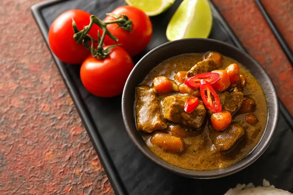 Miska Smaczną Wołowiną Curry Tle Koloru — Zdjęcie stockowe