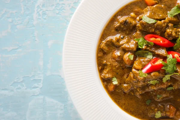 Talerz Smaczną Wołowiną Curry Tle Koloru — Zdjęcie stockowe