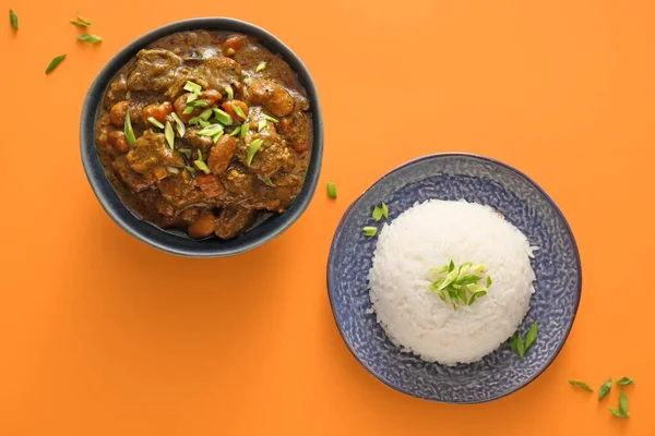 Leckeres Rindfleisch Curry Und Reis Auf Farbigem Hintergrund — Stockfoto