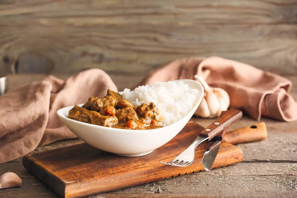 Placa Con Sabroso Curry Ternera Arroz Sobre Fondo Madera —  Fotos de Stock