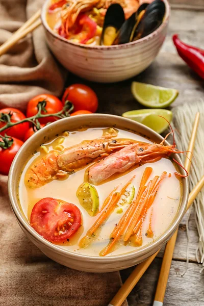 Mangkuk Sup Thailand Pedas Atas Meja — Stok Foto
