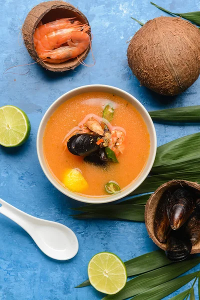 Mangkuk Sup Thailand Pedas Latar Belakang Warna — Stok Foto