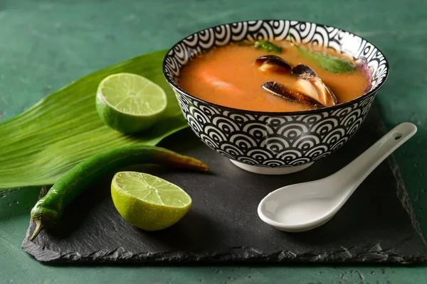 Cuenco Sopa Tailandesa Picante Sobre Fondo Color — Foto de Stock