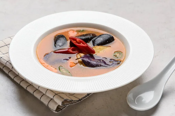 Mangkuk Sup Thailand Pedas Latar Belakang Cahaya — Stok Foto