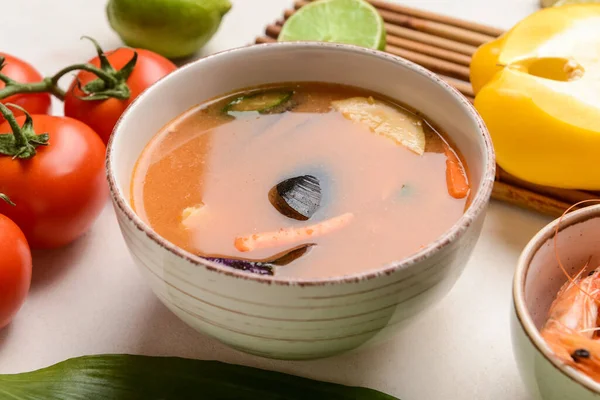 Cuenco Sopa Tailandesa Picante Sobre Fondo Claro — Foto de Stock