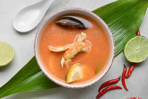 Mangkuk Sup Thailand Pedas Latar Belakang Grunge — Stok Foto