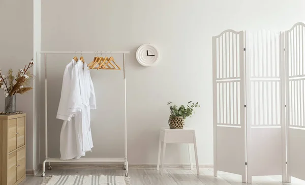 Cremalheira Com Roupões Banho Brancos Interior Sala Luz — Fotografia de Stock