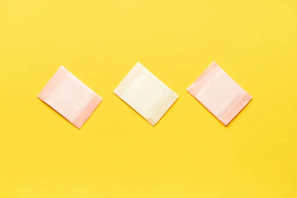 Almofadas Menstruais Fundo Amarelo — Fotografia de Stock