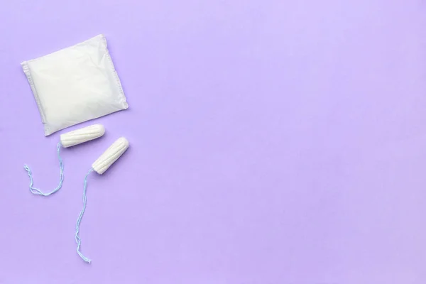 Pad Dan Tampon Menstruasi Pada Latar Belakang Ungu — Stok Foto