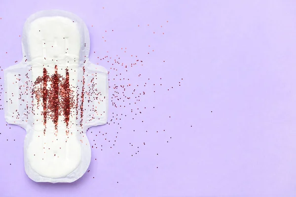 Confetti Dan Menstruasi Pad Pada Latar Belakang Ungu — Stok Foto