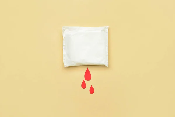Penurunan Darah Kertas Dan Catatan Menstruasi Pada Latar Belakang Kuning — Stok Foto