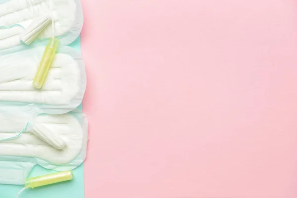 彩色背景下的月经垫和卫生棉条 — 图库照片