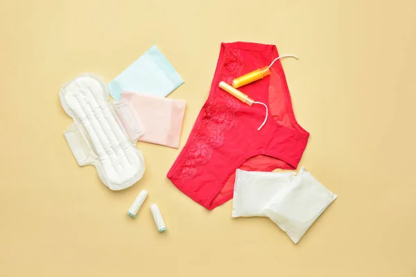 Bantalan Menstruasi Tampon Dan Celana Dalam Pada Latar Belakang Kuning — Stok Foto