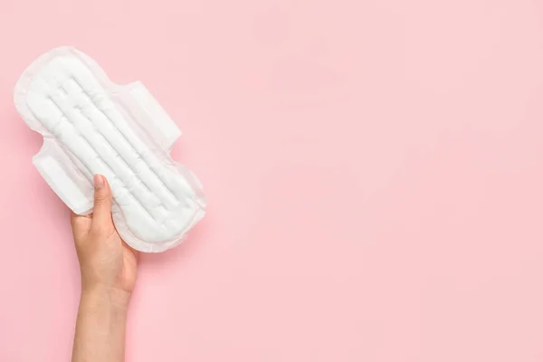 Mão Feminina Com Almofada Menstrual Fundo Rosa — Fotografia de Stock