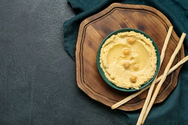 Bowl Delicious Hummus Crackers Dark Background — Stock Photo, Image