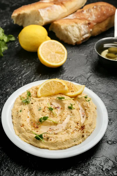 Plate Delicious Hummus Lemon Dark Background — Stock Photo, Image