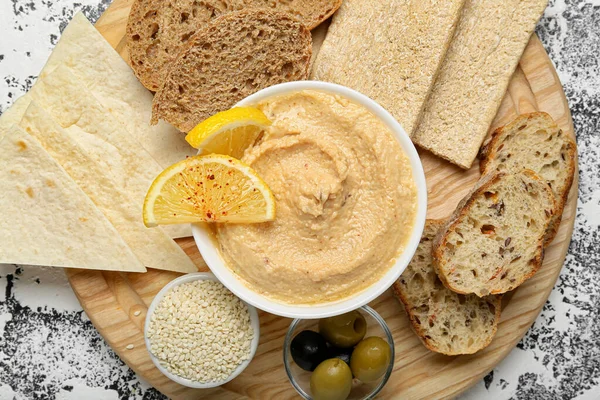 Bowl Delicious Hummus Bread Olives Grunge Background — Stock Photo, Image