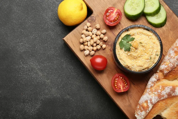 Miska Pysznym Hummusem Chleb Warzywa Ciemnym Tle — Zdjęcie stockowe