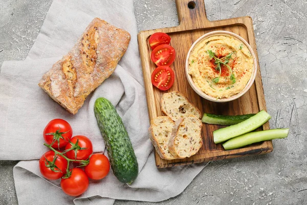 Composition Delicious Hummus Bread Vegetables Grey Background — Stock Photo, Image