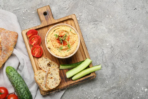 Composition Delicious Hummus Bread Vegetables Grey Background — Stock Photo, Image