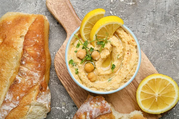 Bowl Delicious Hummus Bread Lemon Grey Background — Stock Photo, Image