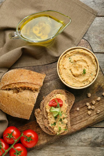 Bowl Delicious Hummus Bread Tomatoes Oil Wooden Background — Stock Photo, Image