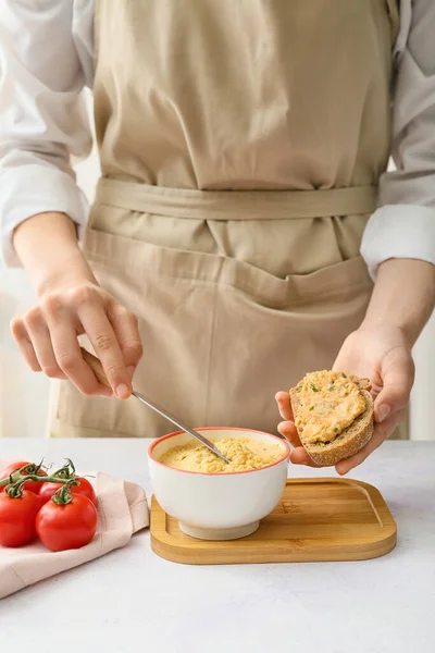 Donna Che Delizioso Panino Con Hummus Tavola — Foto Stock