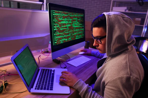 Hacker Using Computer Dark Room — Stock Photo, Image