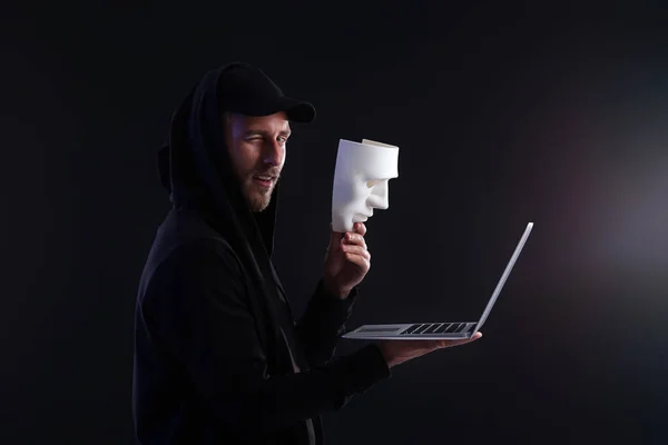 Hacker Com Laptop Máscara Fundo Escuro — Fotografia de Stock