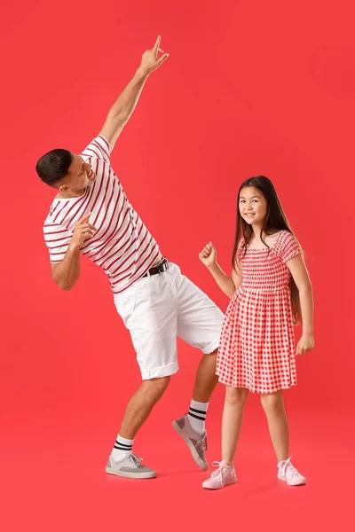 Dançando Homem Sua Filhinha Fundo Cor — Fotografia de Stock