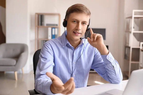 Young Consultant Call Center Headset Working Table Office — Stock Photo, Image