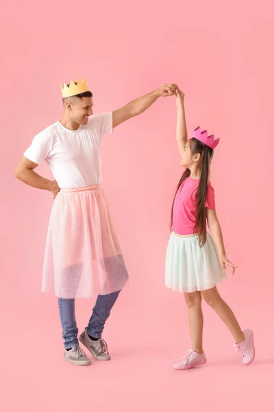 跳舞的男人和他的小女儿在彩色背景下 — 图库照片