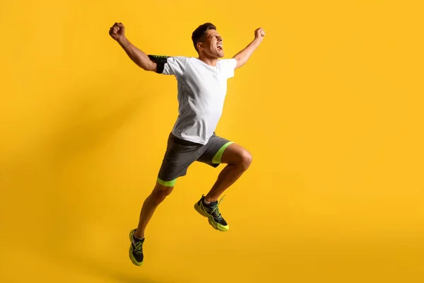 Sportowy Męski Biegacz Tle Koloru — Zdjęcie stockowe