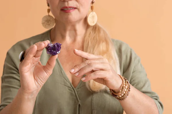 Зрелая Женщина Камнем Цветном Фоне — стоковое фото