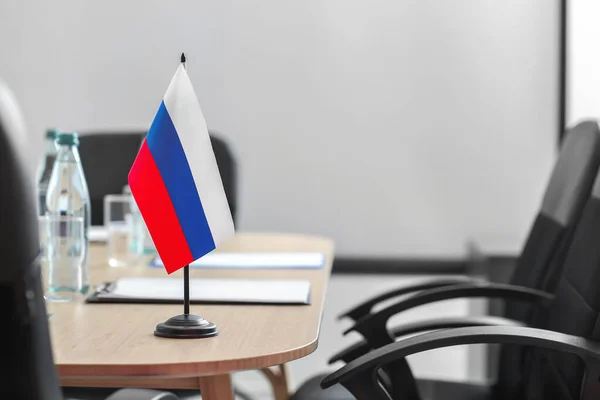 Bandeira Russa Mesa Sala Conferências — Fotografia de Stock