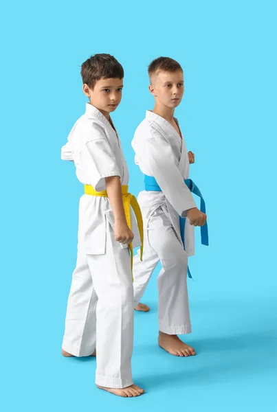 Niños Practicando Karate Sobre Fondo Color — Foto de Stock