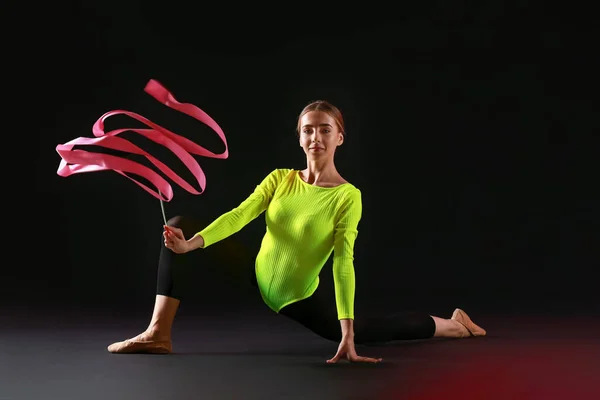 Mooie Jonge Vrouw Doen Gymnastiek Met Lint Zwarte Achtergrond — Stockfoto