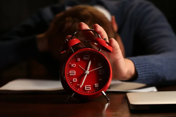 Jovem Adormecido Com Despertador Escritório Noite Close — Fotografia de Stock