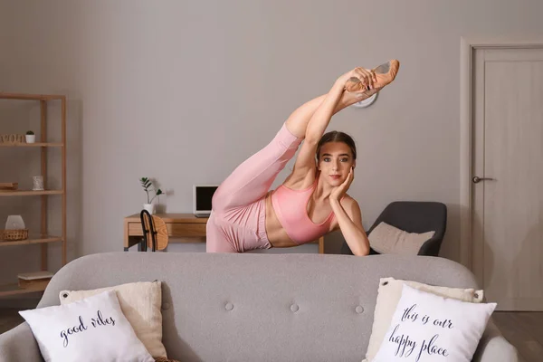 Mooie Jonge Vrouw Doet Gymnastiek Thuis — Stockfoto