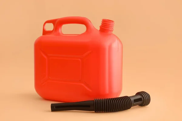 色の背景にプラスチックJerrycan — ストック写真