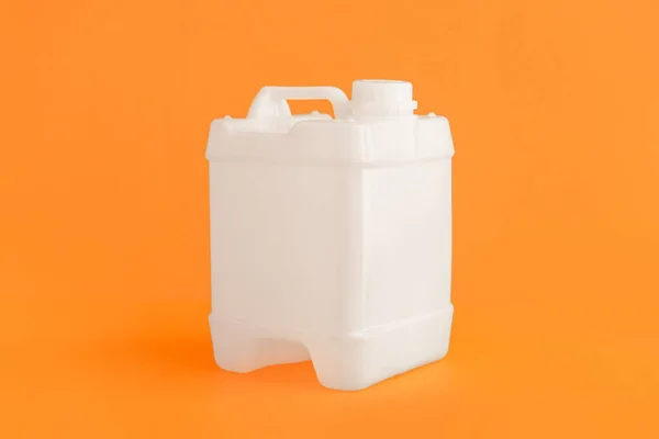 色の背景にプラスチックJerrycan — ストック写真