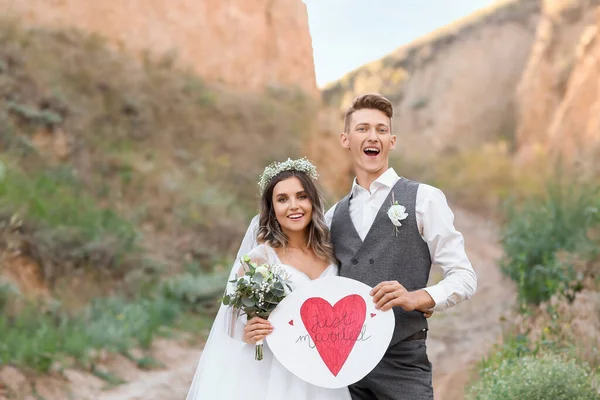 Casal Casamento Feliz Com Cartaz Campo — Fotografia de Stock