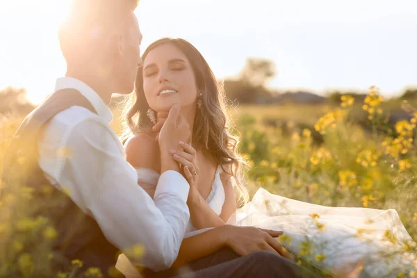 Happy Wedding Couple Countryside — Stock Photo, Image