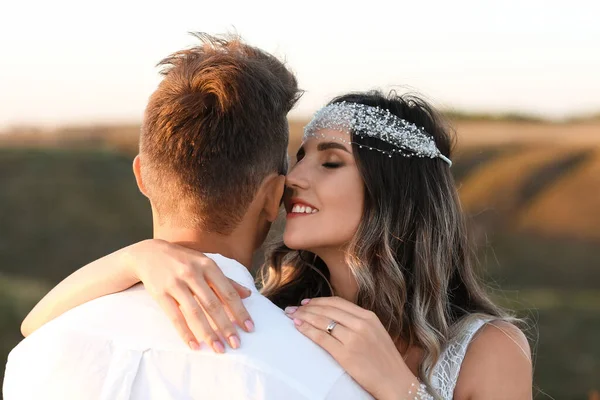 Casal Feliz Campo — Fotografia de Stock