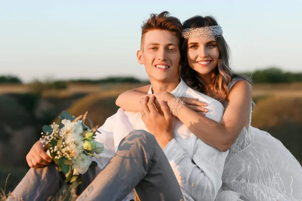田舎の幸せな結婚式のカップル — ストック写真